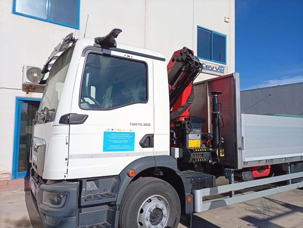 •	310214MUR00471 – Cofradía de Pescadores de Mazarrón
Adquisición de un camión, caja en acero inoxidable y grúa con halador
Objetivo: mejorar la operatividad portuaria y el mantenimiento de las artes de pesca para la flota de Mazarrón.
